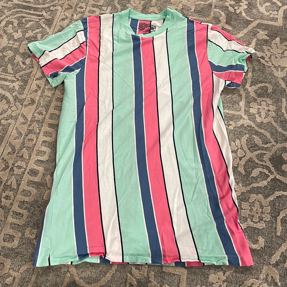 Men’s retro tee.